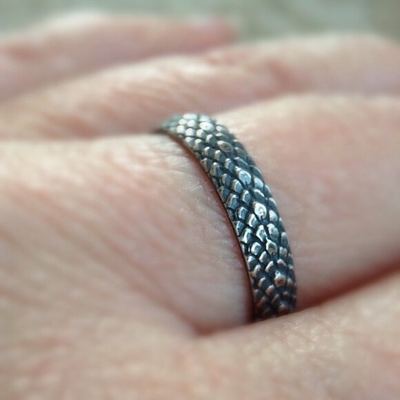 Oxidized Sterling Silver Mermaid Scales Ring - Size 8 - Picture 3 of 6